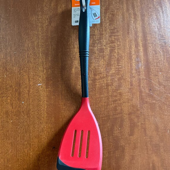 Le Creuset Revolution® Bi-Material Slotted Spatula Cerise Cherry Red NEW - Picture 2 of 5
